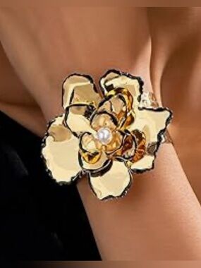 Cute Huge Nordstrom 18KT Gold dip Hammered Flower Cuff Bracelet